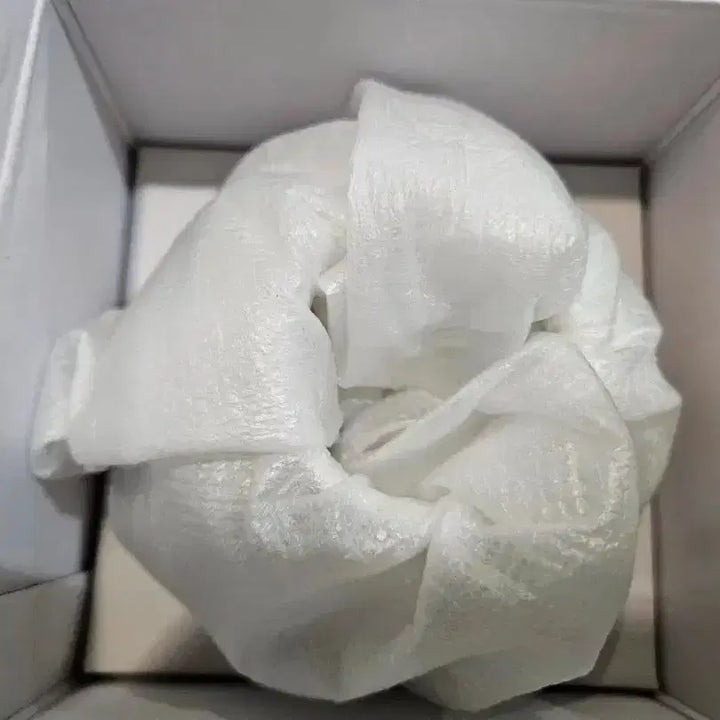 [BUNJANG] BTS White Porcelain Moon Jar Miniature / 새상품) 방탄소년단 백자 달항아리 미니어처 판매합니다