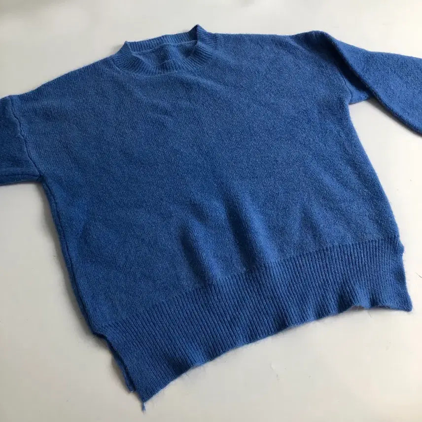 [BUNJANG] Blue Round Neck Knit Sweater / 블루 라운드넥 니트 스웨터