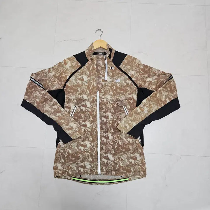 [BUNJANG] New Balance Real Tree Camo Running Windbreaker Jacket / L 100 뉴발란스 러닝 리얼트리 카모 스판 바람막이