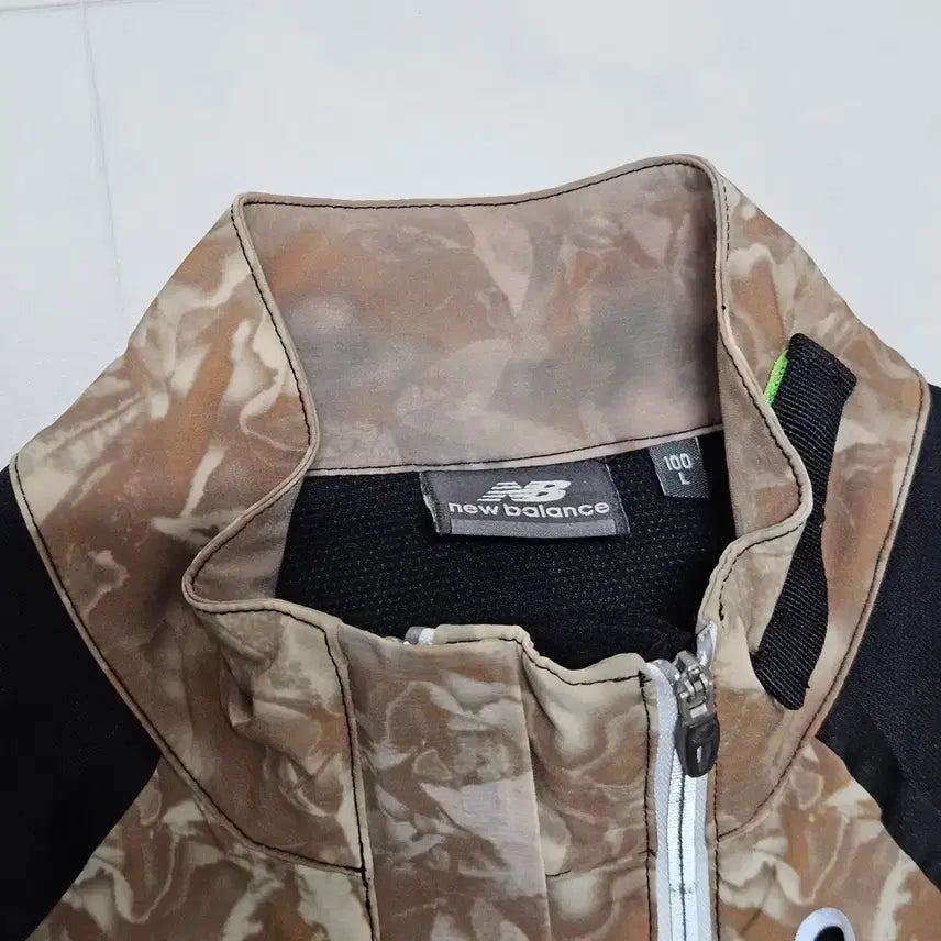[BUNJANG] New Balance Real Tree Camo Running Windbreaker Jacket / L 100 뉴발란스 러닝 리얼트리 카모 스판 바람막이