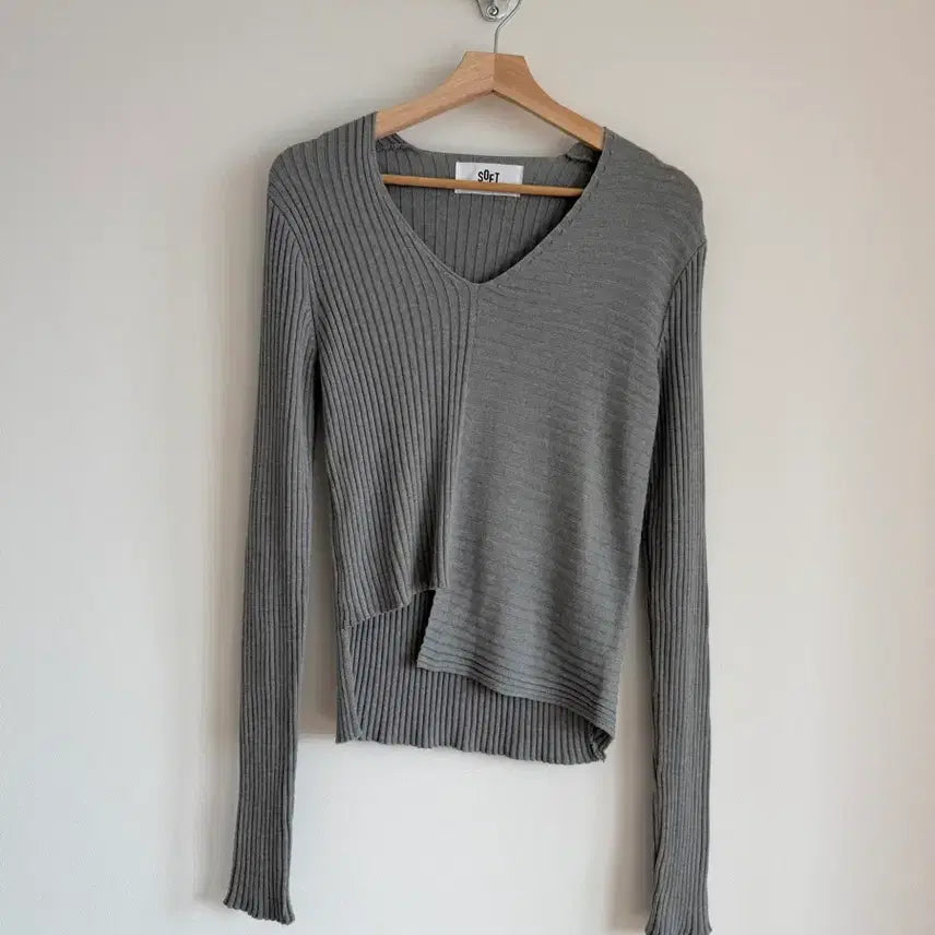 [BUNJANG] SOFT SEOUL Asymmetrical Knit Long Sleeve / 소프트 서울(SOFT SEOUL) 비대칭 니트 롱슬리브