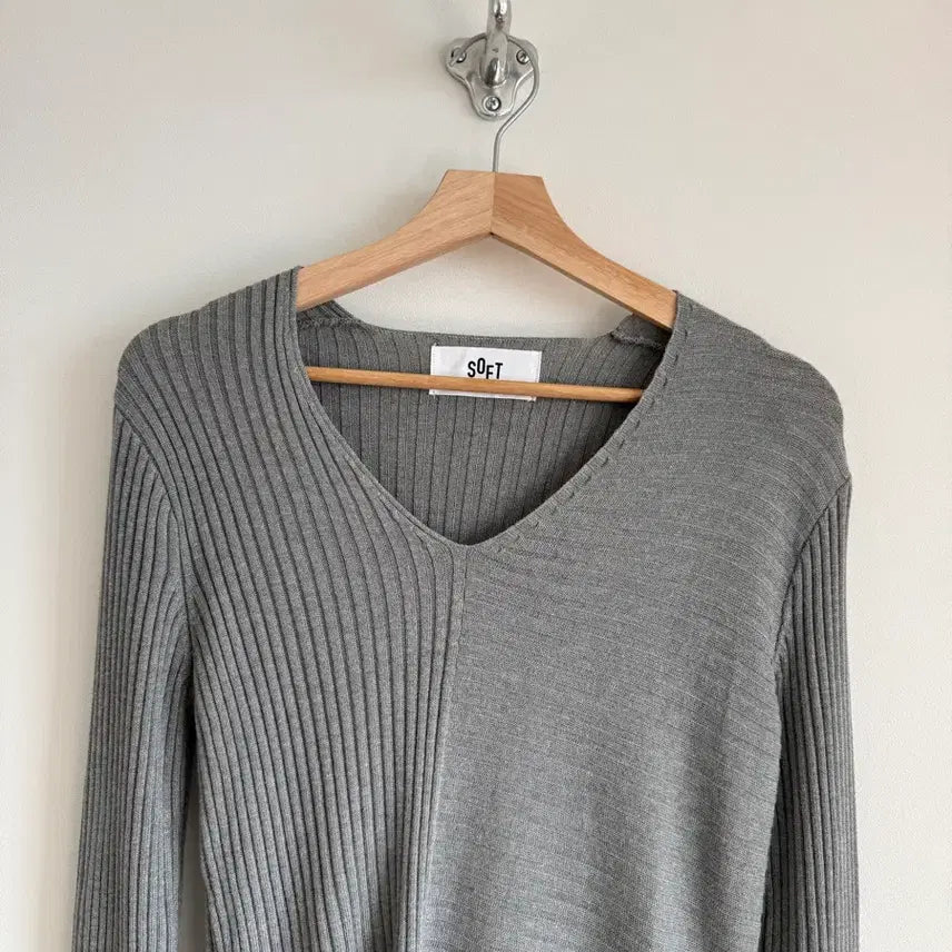 [BUNJANG] SOFT SEOUL Asymmetrical Knit Long Sleeve / 소프트 서울(SOFT SEOUL) 비대칭 니트 롱슬리브
