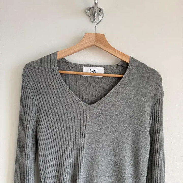[BUNJANG] SOFT SEOUL Asymmetrical Knit Long Sleeve / 소프트 서울(SOFT SEOUL) 비대칭 니트 롱슬리브