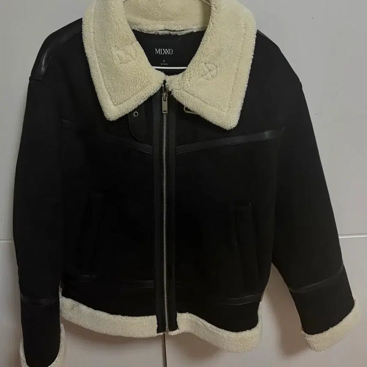 [BUNJANG] MIXXO Stand Collar Mustang Black / 미쏘 스탠카라 무스탕 블랙