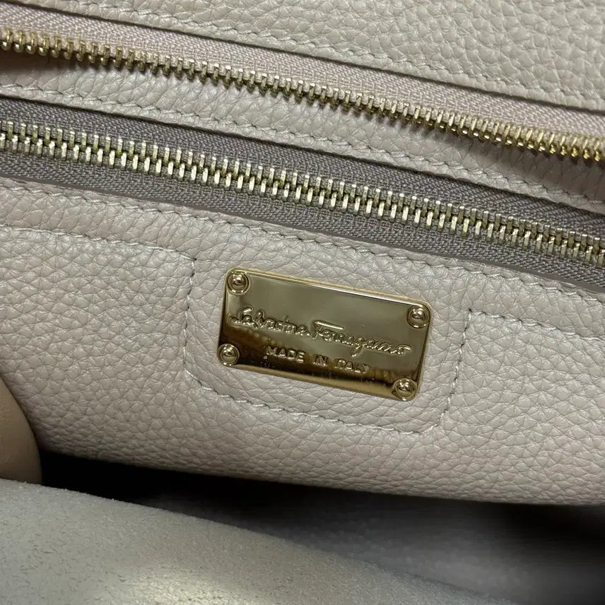 [BUNJANG] Ferragamo Amy Medium Tote Bag Beige / 새상품급 페레가모 에이미 미디움 토트백 베이지