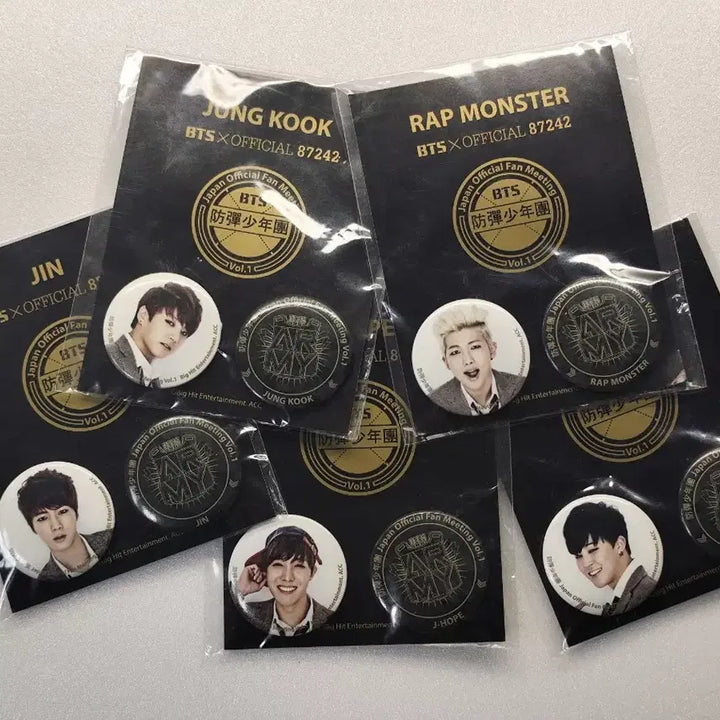 [BUNJANG] BTS Japan 1st Fan Meeting Badge Set / [희귀/미개봉/소장용] BTS 2014 일본 1st 팬미팅 공식 배지