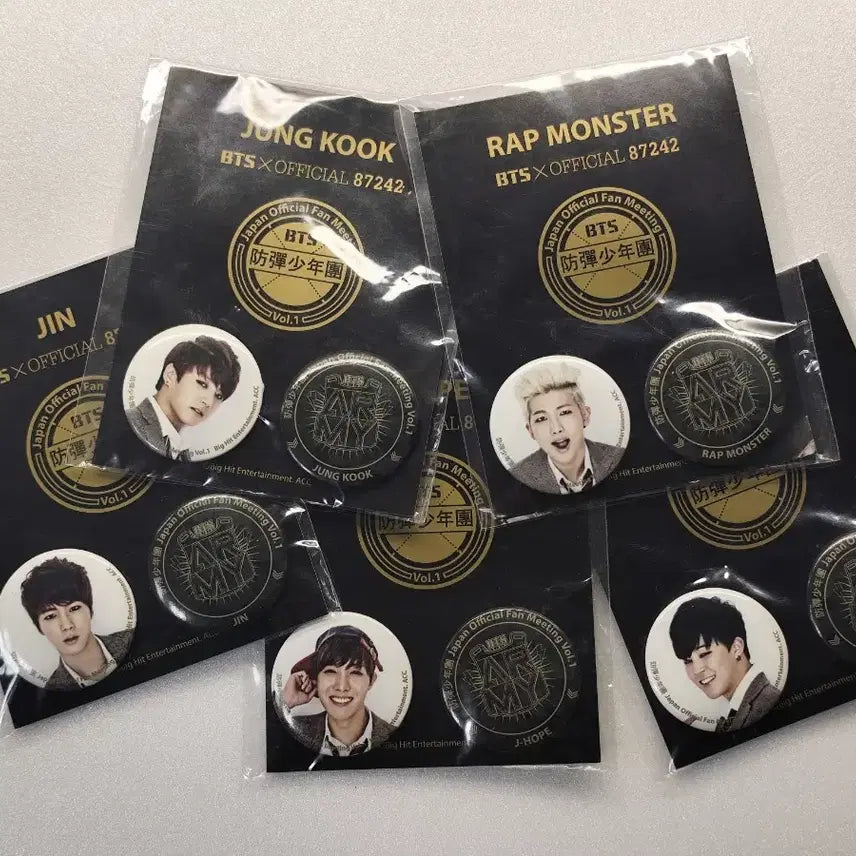 [BUNJANG] BTS Japan 1st Fan Meeting Badge Set / [희귀/미개봉/소장용] BTS 2014 일본 1st 팬미팅 공식 배지