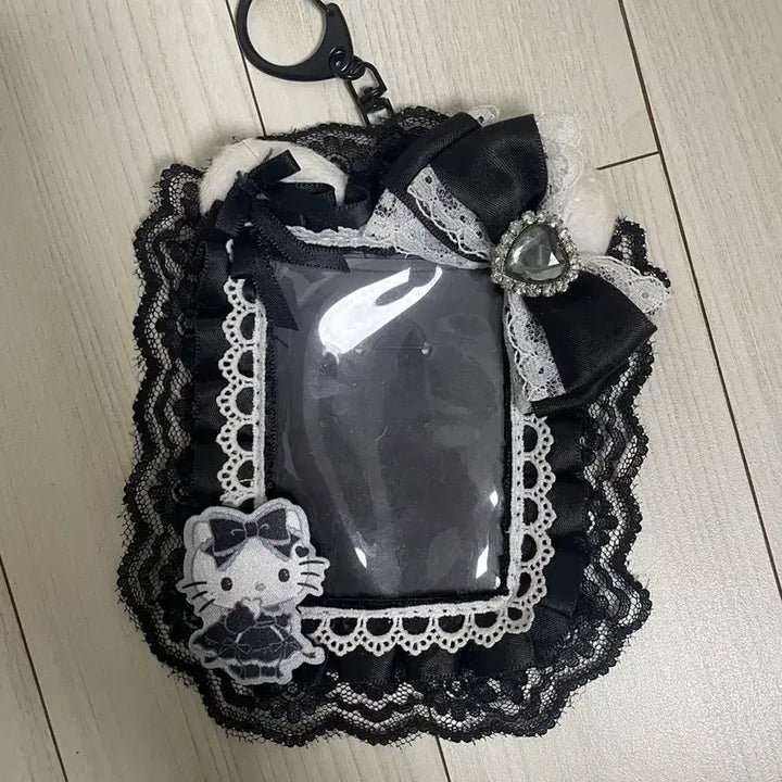 [BUNJANG] Sanrio Hello Kitty Gothic Knight Photocard Holder / 산리오 키티 고딕나이트 포카홀더