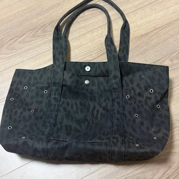 [BUNJANG] RAIVE Leopard Pattern Studded Shoulder Bag / 레이브 숄더백