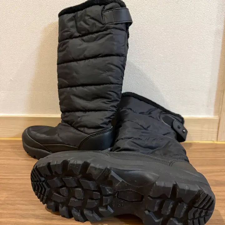 [BUNJANG] Black Padded Fur Boots (230mm) / 여성 검정 패딩 털 부츠(230mm)