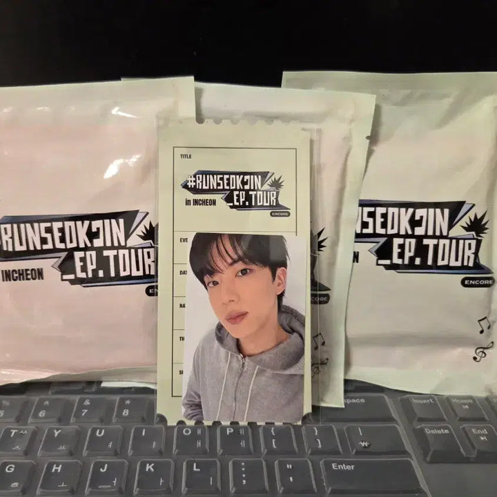 [BUNJANG] BTS Jin ARMY ZONE DAY2 Photocard + Hot Pack Bundle Set / BTS 런석진 인천콘 아미존  포토카드 포카 + 핫팩 3개 일괄 양도