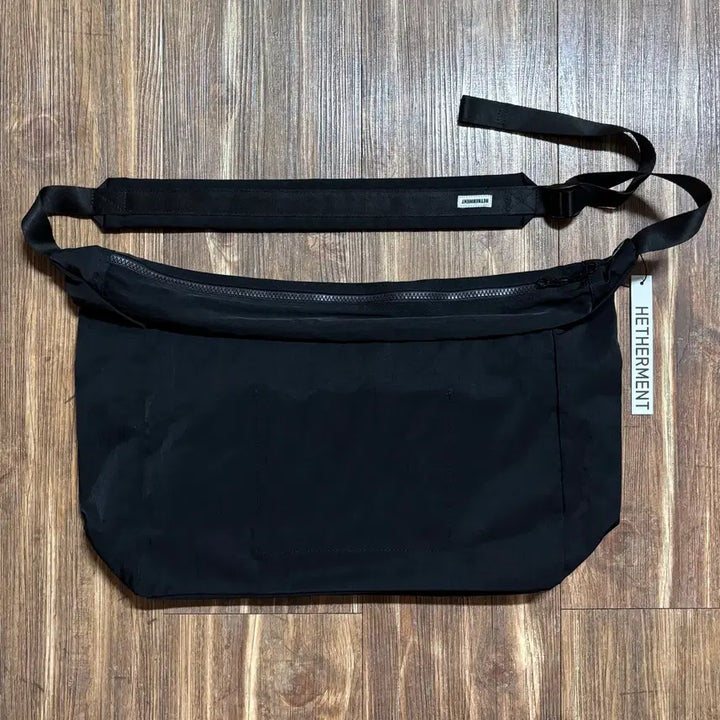 [SOLD OUT] 헤더먼트 파라슈트 숄더백 블랙