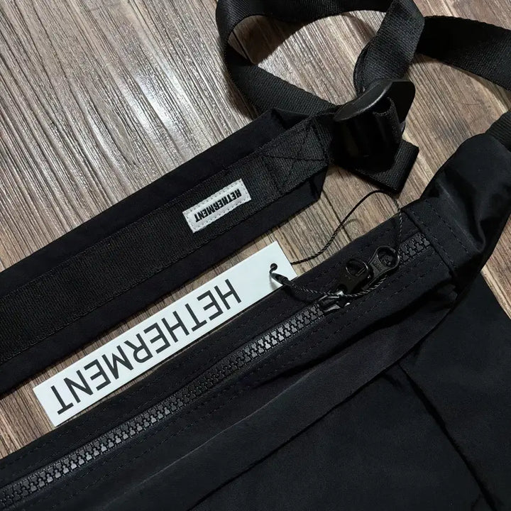 [SOLD OUT] 헤더먼트 파라슈트 숄더백 블랙