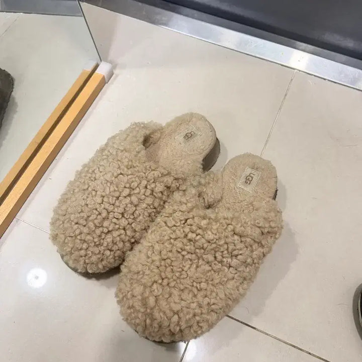 [BUNJANG] UGG Beige 240 Slippers / 어그 뽀글이 슬리퍼 베이지 240
