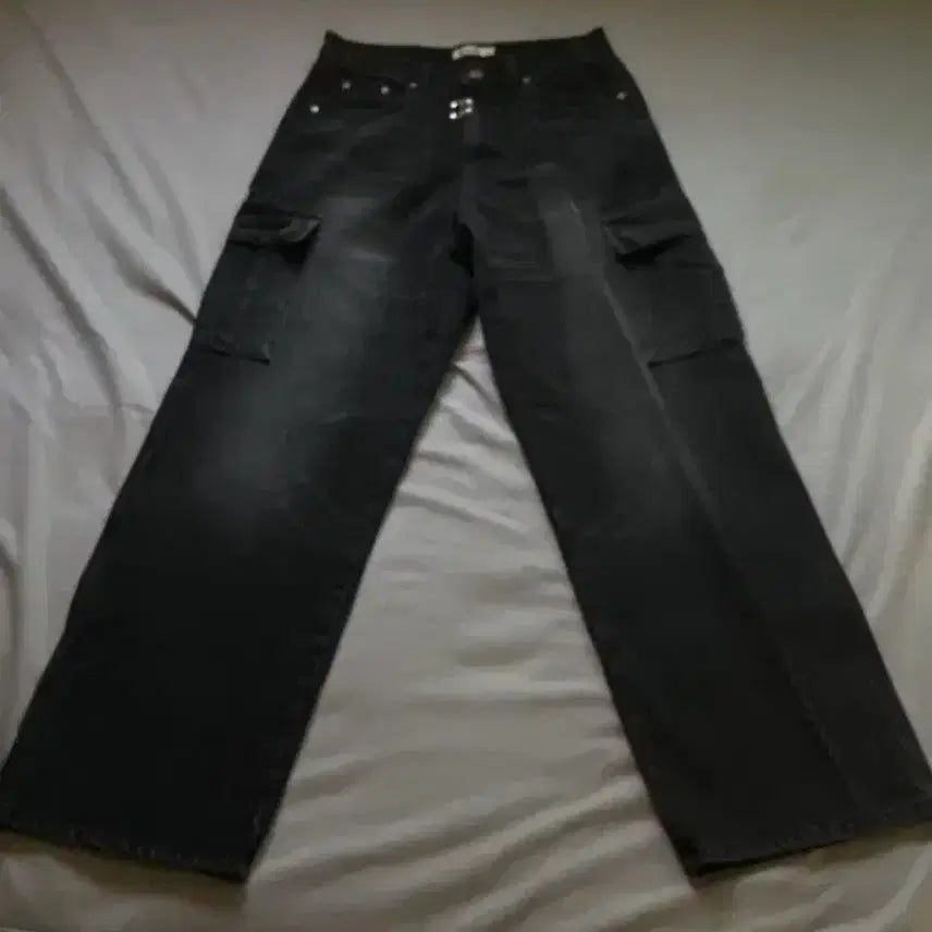 [BUNJANG] Karakter Denim Cargo Wide Pants (Black) / [카락터] 데님 카고 와이드팬츠 (블랙)