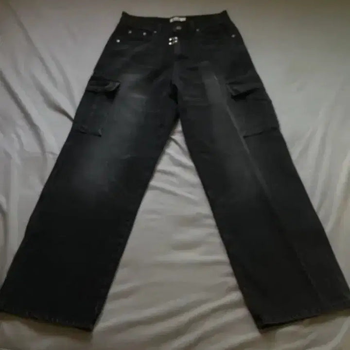 [BUNJANG] Karakter Denim Cargo Wide Pants (Black) / [카락터] 데님 카고 와이드팬츠 (블랙)