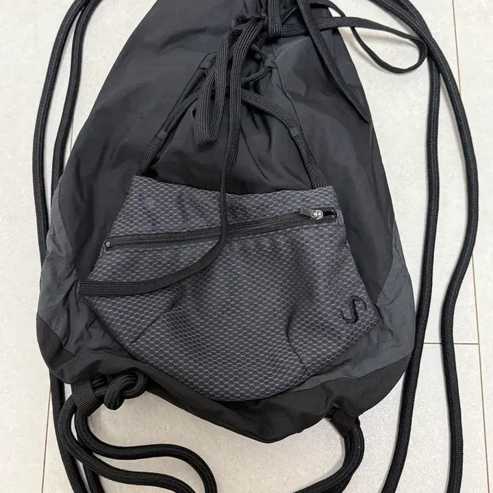 [SOLD OUT] 오호스 디테처블 포켓 짐색 블랙