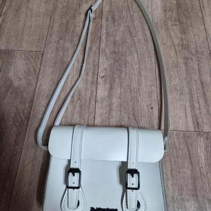 [BUNJANG] Dr. Martens White Leather Crossbody Bag / 닥터마틴 화이트 레더 크로스백