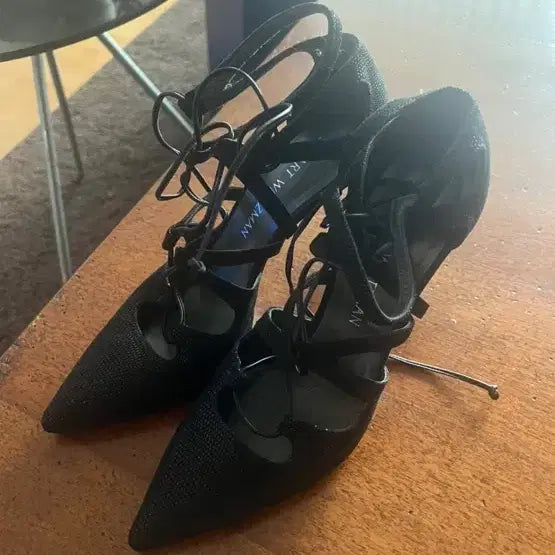 [BUNJANG] 스튜어츠와이즈먼 Stuart Weitzman 블랙 드레스드  스트랩 힐 / 스튜어츠와이즈먼 Stuart Weitzman 블랙 드레스드  스트랩 힐