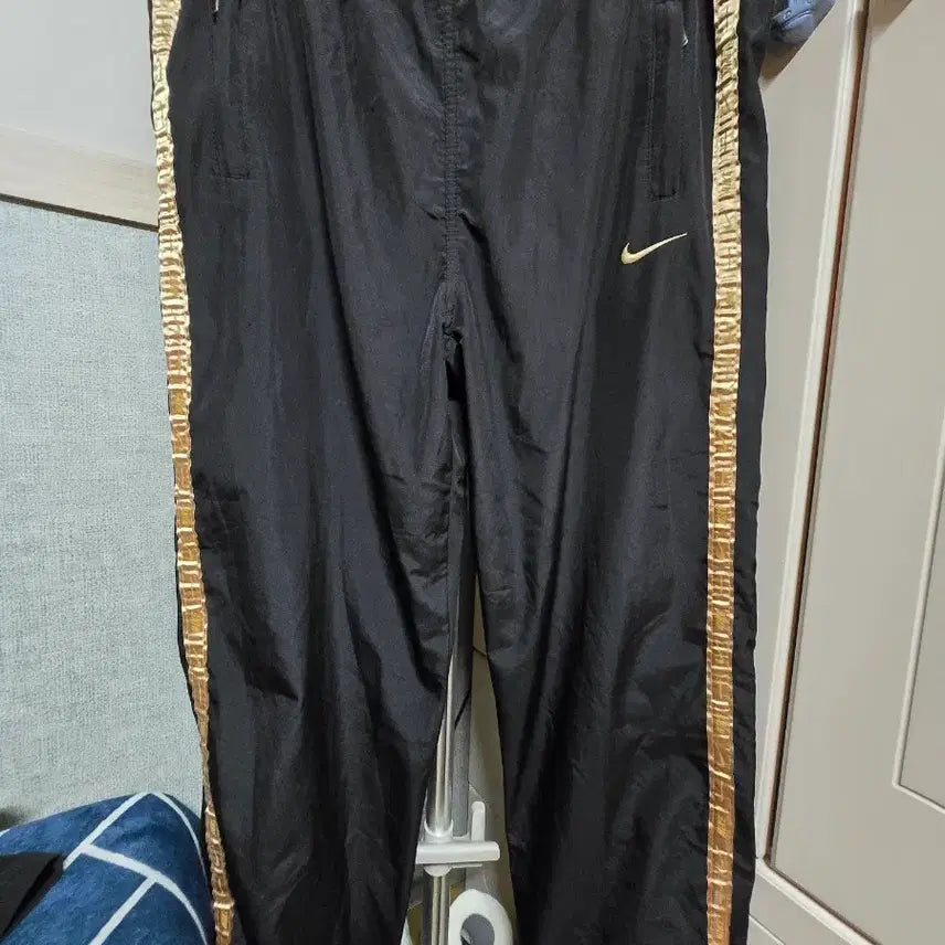 [BUNJANG] Nike Track Pants - Black/Gold / 나이키 블랙/골드 트랙 팬츠