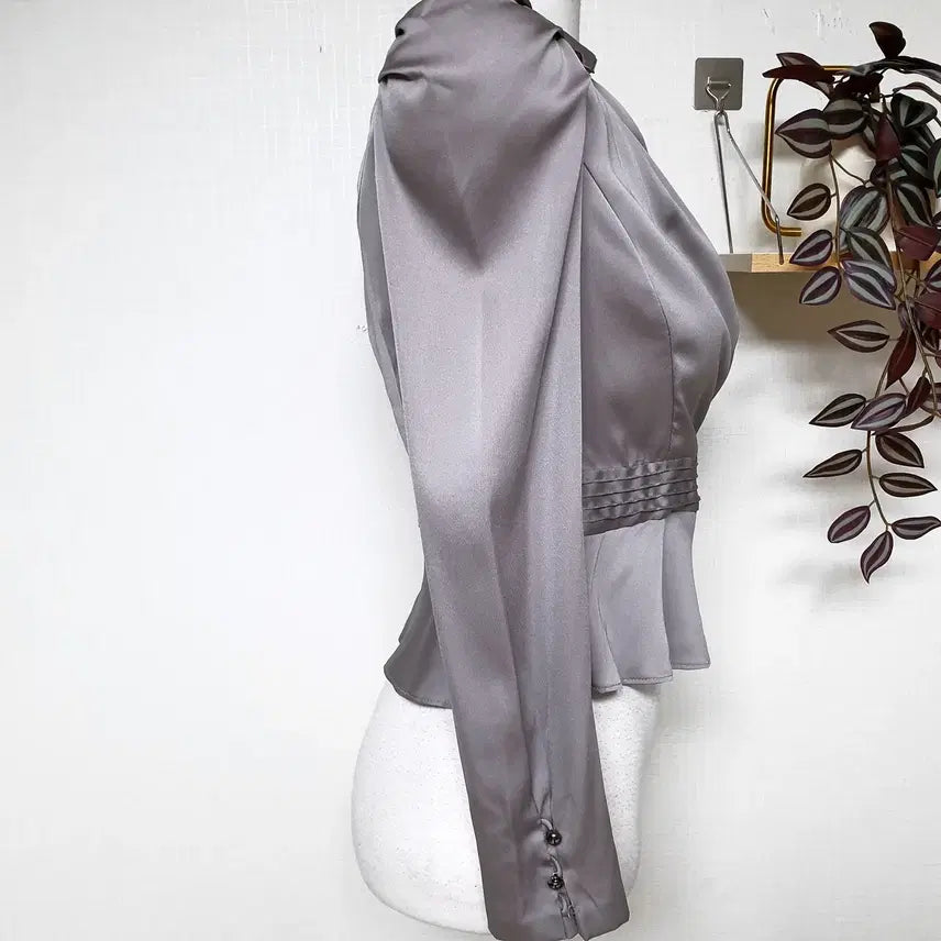 [BUNJANG] Line Peplum Wrap Blouse Silver / 라인 페플럼 랩스타일 블라우스 55 크롭 실버