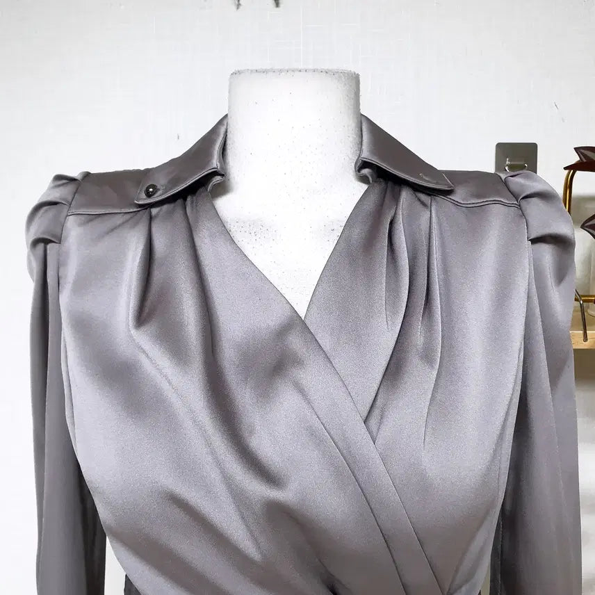[BUNJANG] Line Peplum Wrap Blouse Silver / 라인 페플럼 랩스타일 블라우스 55 크롭 실버