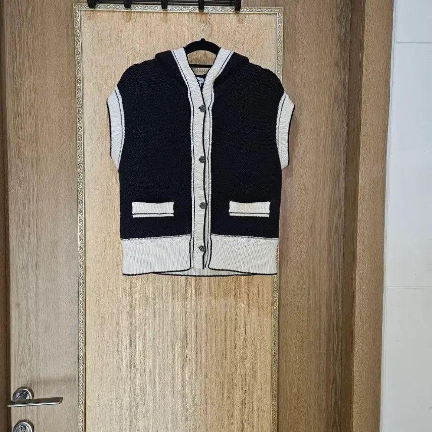 [BUNJANG] SJ Son Jung Wan Hooded Knit Vest / SJ 와니 손정완 후드 니트조끼