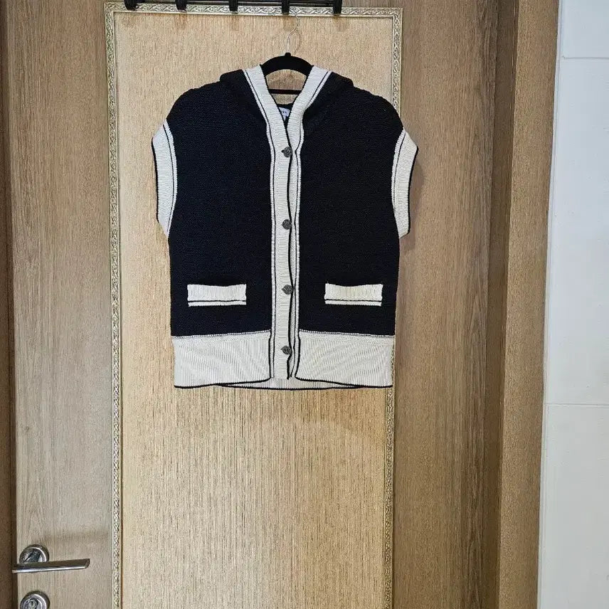 [BUNJANG] SJ Son Jung Wan Hooded Knit Vest / SJ 와니 손정완 후드 니트조끼