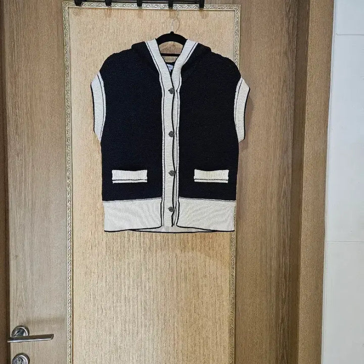 [BUNJANG] SJ Son Jung Wan Hooded Knit Vest / SJ 와니 손정완 후드 니트조끼