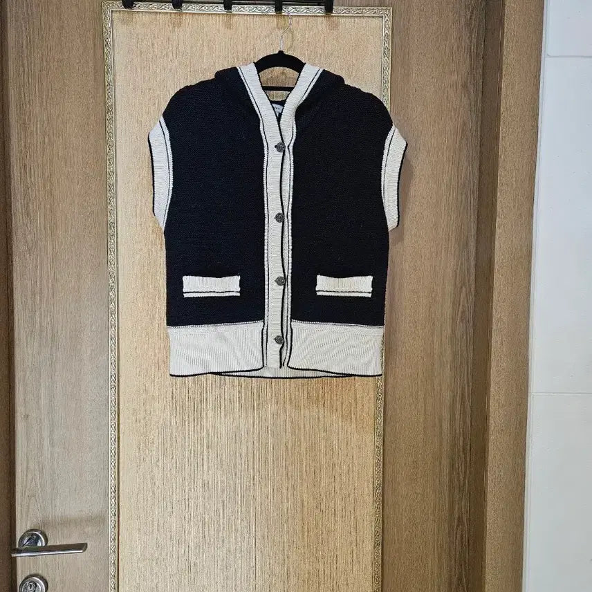 [BUNJANG] SJ Son Jung Wan Hooded Knit Vest / SJ 와니 손정완 후드 니트조끼