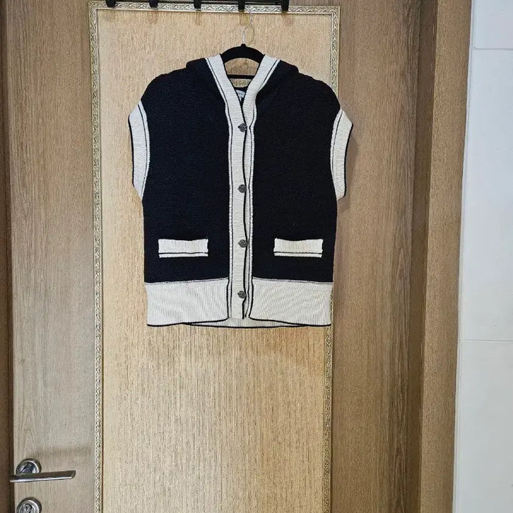 [BUNJANG] SJ Son Jung Wan Hooded Knit Vest / SJ 와니 손정완 후드 니트조끼