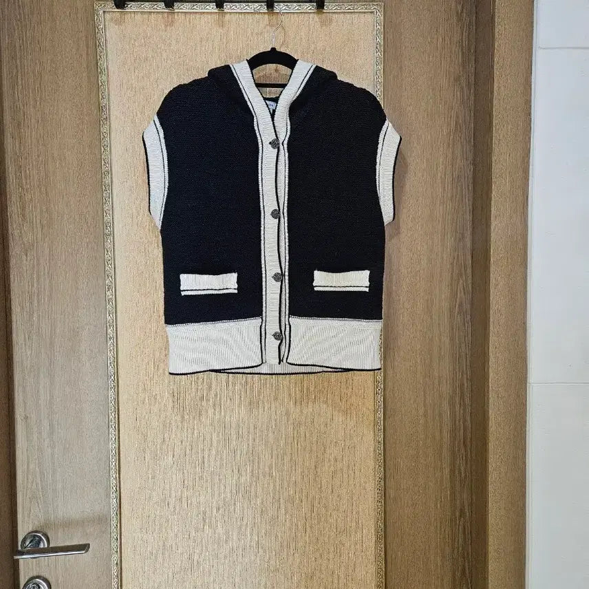 [BUNJANG] SJ Son Jung Wan Hooded Knit Vest / SJ 와니 손정완 후드 니트조끼