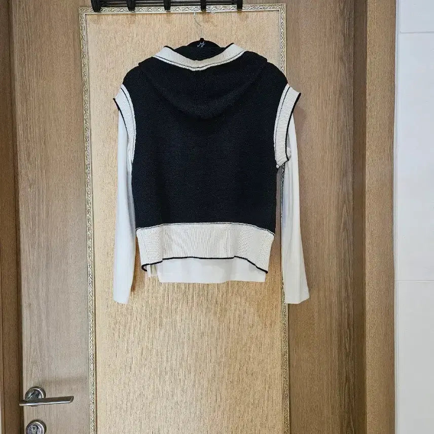 [BUNJANG] SJ Son Jung Wan Hooded Knit Vest / SJ 와니 손정완 후드 니트조끼