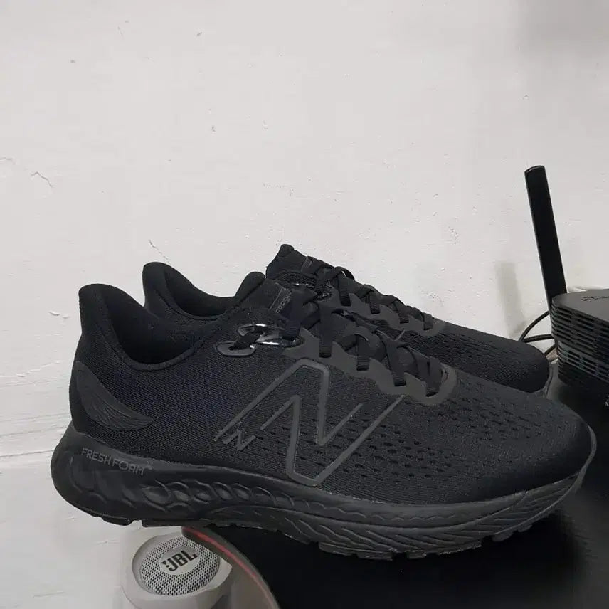 [BUNJANG] New Balance Fresh Foam All Black Sneakers (270) / 뉴발란스 프레쉬폼 올블랙 운동화(270)