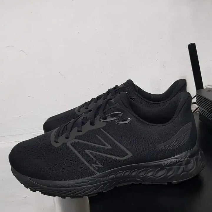 [BUNJANG] New Balance Fresh Foam All Black Sneakers (270) / 뉴발란스 프레쉬폼 올블랙 운동화(270)