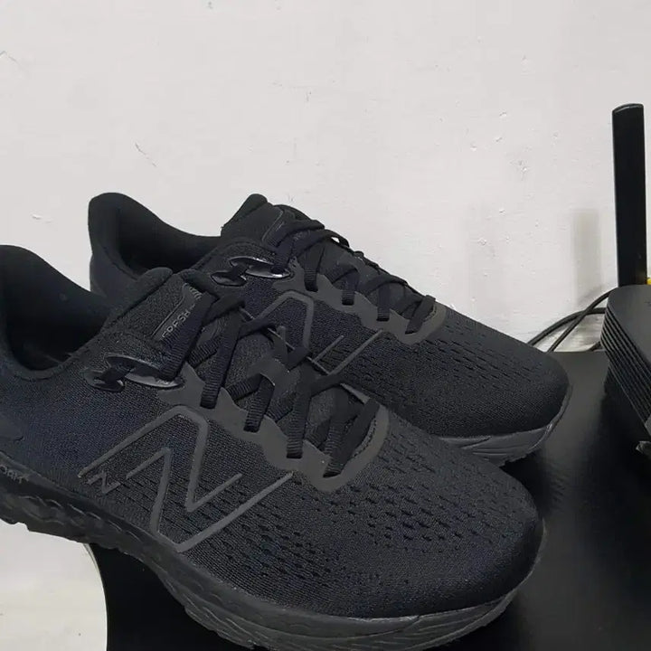 [BUNJANG] New Balance Fresh Foam All Black Sneakers (270) / 뉴발란스 프레쉬폼 올블랙 운동화(270)