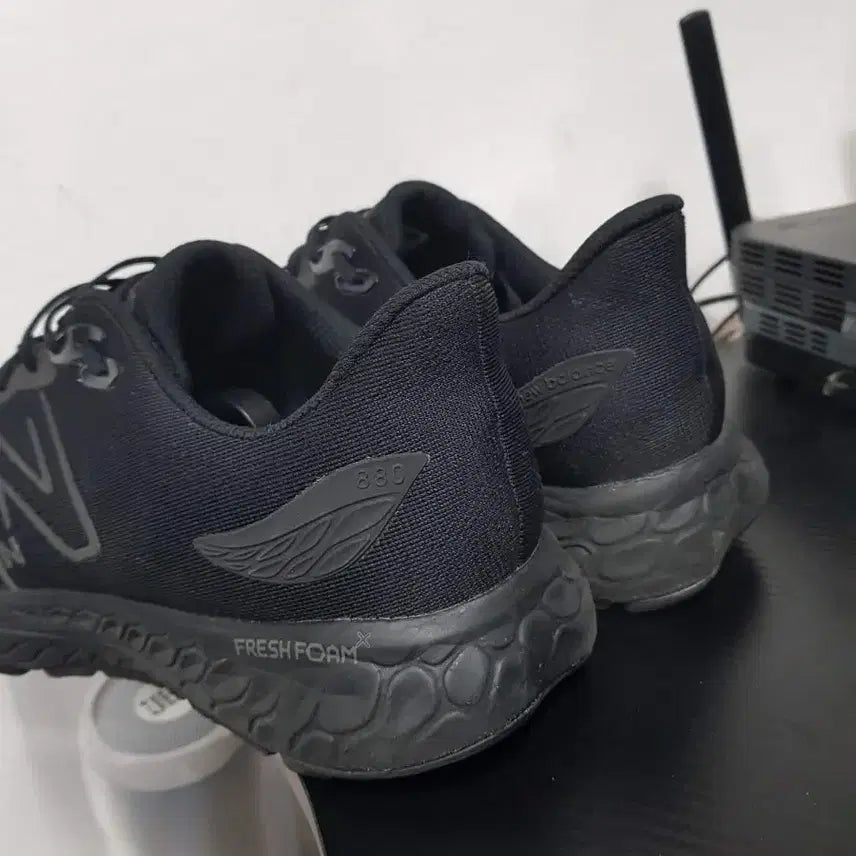 [BUNJANG] New Balance Fresh Foam All Black Sneakers (270) / 뉴발란스 프레쉬폼 올블랙 운동화(270)