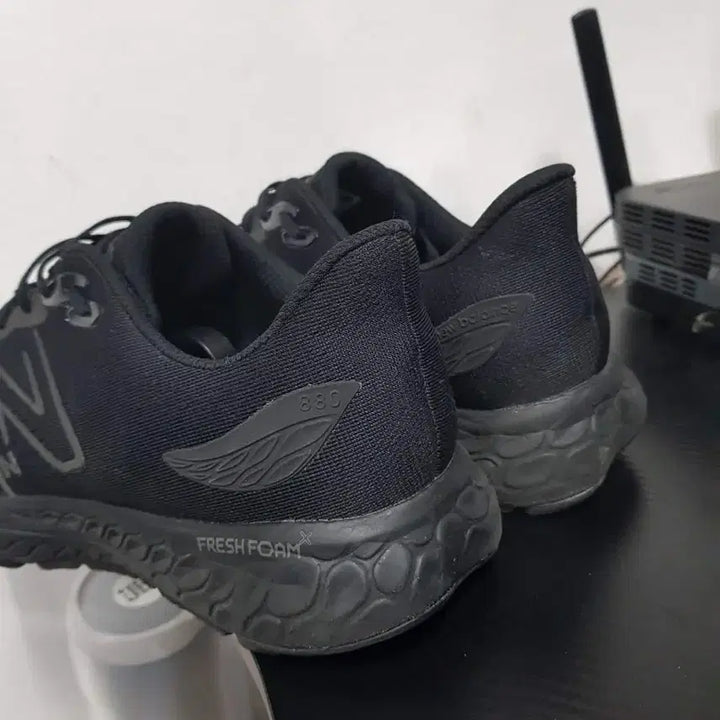 [BUNJANG] New Balance Fresh Foam All Black Sneakers (270) / 뉴발란스 프레쉬폼 올블랙 운동화(270)