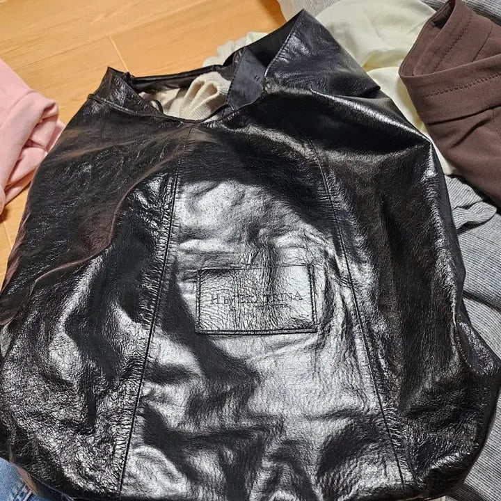 [BUNJANG] Claprina Black Leather Shoulder Bag / H by EKATRINA블랙 가죽 숄더백(시착만)