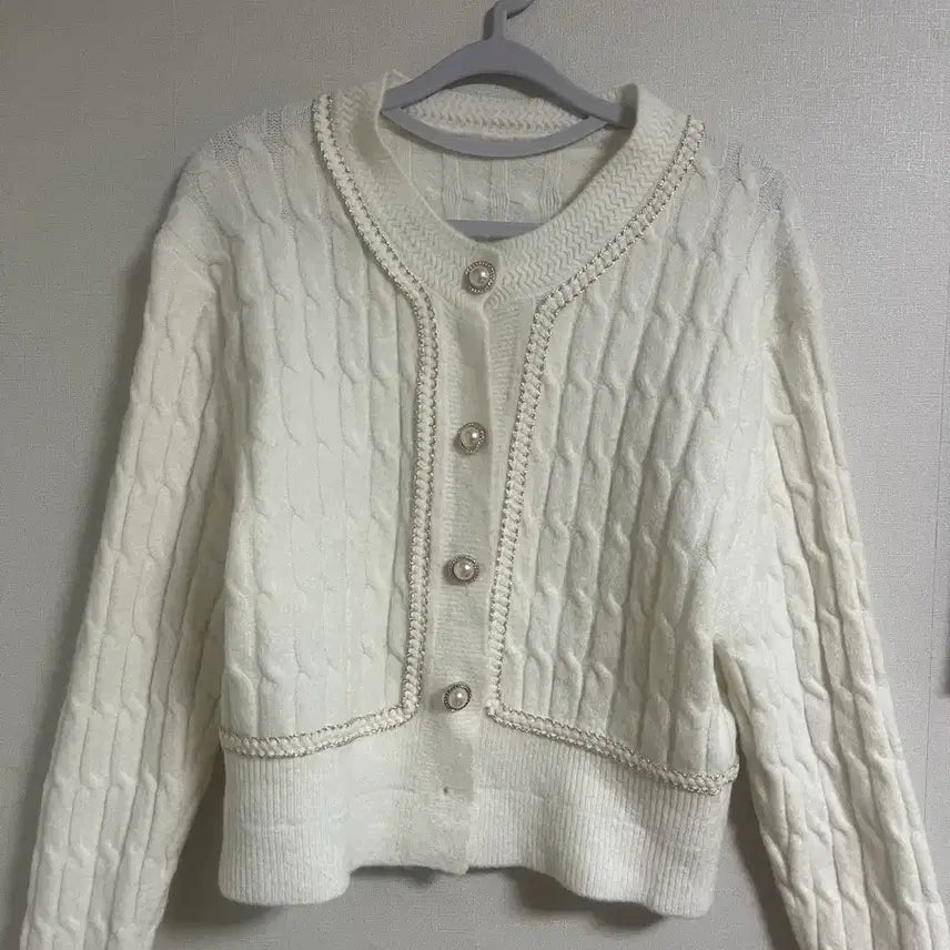 [BUNJANG] White Cable Knit Pearl Button Cardigan / 화이트 꽈배기 진주버튼 가디건