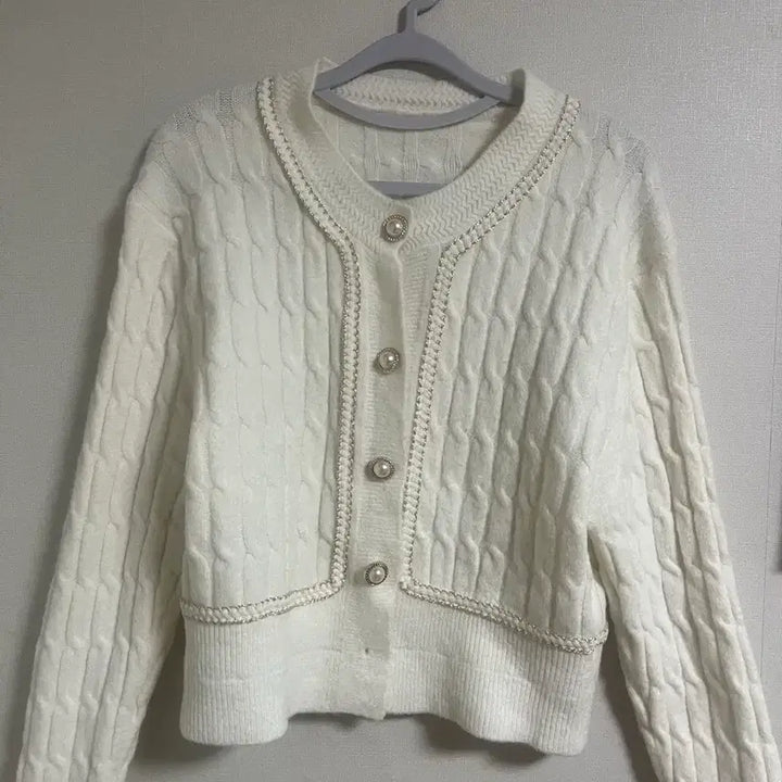 [BUNJANG] White Cable Knit Pearl Button Cardigan / 화이트 꽈배기 진주버튼 가디건