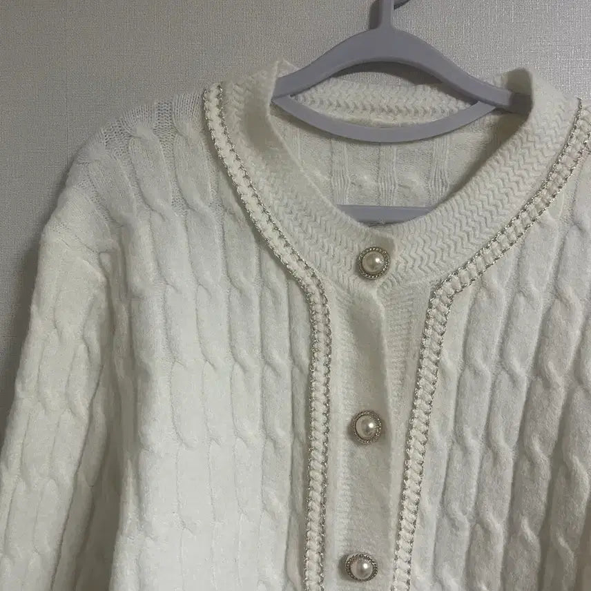 [BUNJANG] White Cable Knit Pearl Button Cardigan / 화이트 꽈배기 진주버튼 가디건