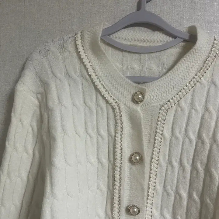 [BUNJANG] White Cable Knit Pearl Button Cardigan / 화이트 꽈배기 진주버튼 가디건