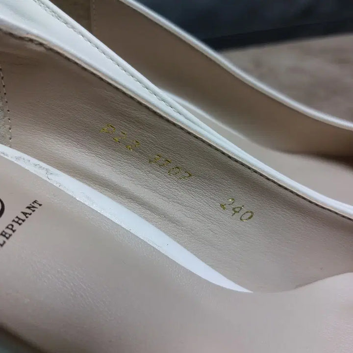 [BUNJANG] Pink Elephant White Heels / (240)분홍코끼리 구두