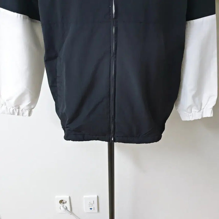 [BUNJANG] Who.A.U Unisex Windbreaker Jacket Black White / 후아유 남여공용 바람막이 90 95 블랙화이트 S