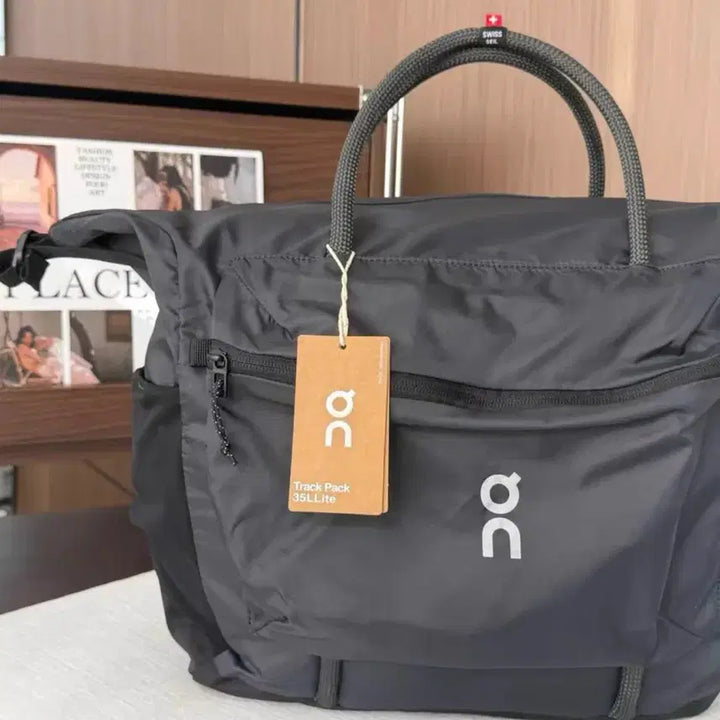 [BUNJANG] On Running Track Pack 35L Crossbody Bag / 신품 온 러닝 트랙 팩 35L 라이트 크로스백