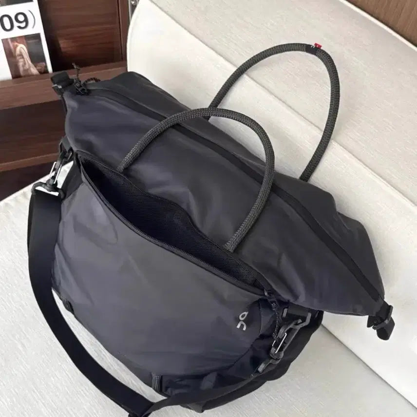 [BUNJANG] On Running Track Pack 35L Crossbody Bag / 신품 온 러닝 트랙 팩 35L 라이트 크로스백
