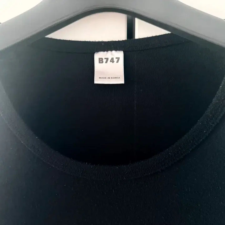[BUNJANG] B747 Black Long Sleeve U-Neck T-shirt / B747 블랙 긴팔 유넥 티셔츠 프리사이즈