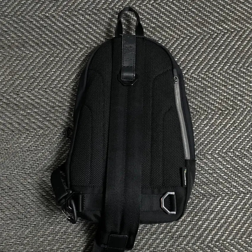 [BUNJANG] Discovery Mountain Deersome Round Sling Bag / 디스커버리 마운틴 디어썸 라운드 슬링백y 4849