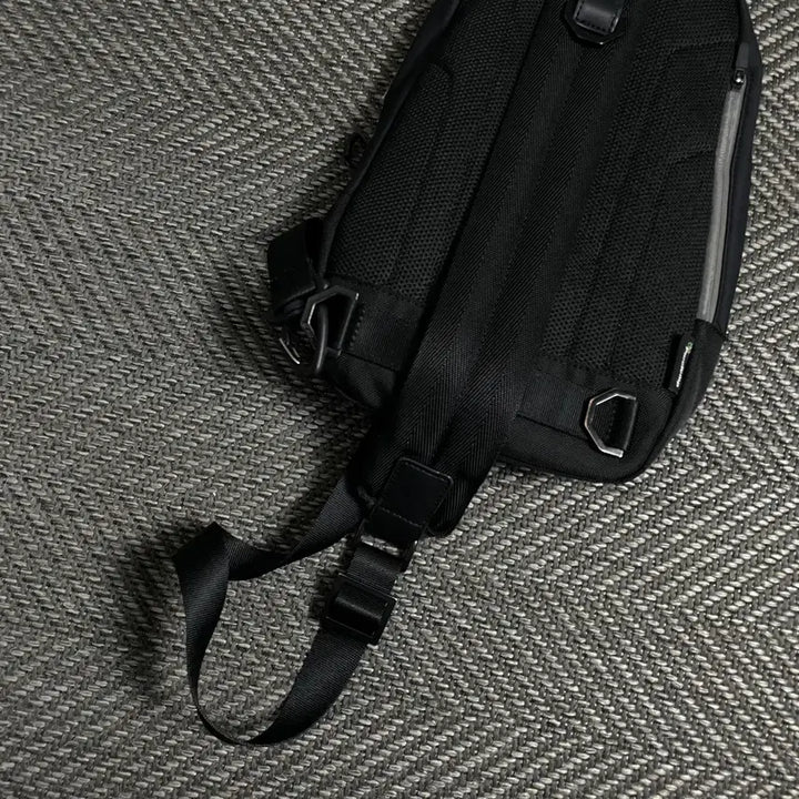 [BUNJANG] Discovery Mountain Deersome Round Sling Bag / 디스커버리 마운틴 디어썸 라운드 슬링백y 4849